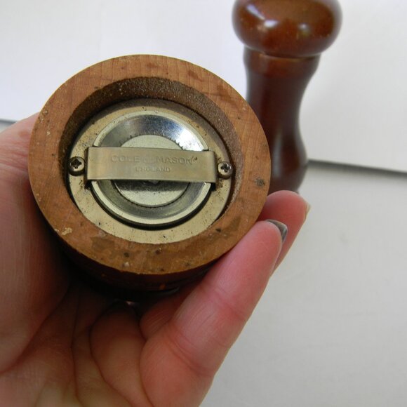 Cole & Mason Salt Mill Grinder-Pepper Grinder MADE IN ENGLAND CLASSIC - Picture 4 of 6